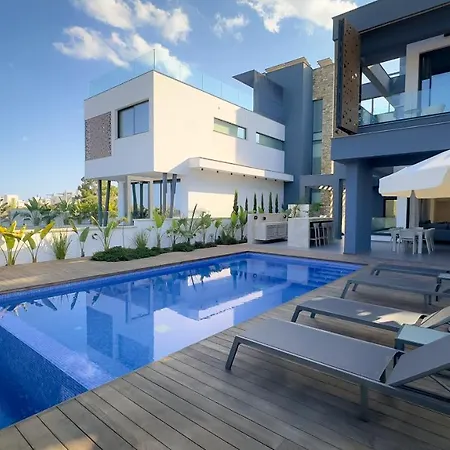 וילה Luxury Beachfront - Rooftop Jacuzzi, Sunrise פאראלימני