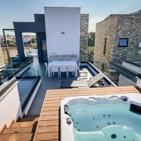Luxury Beachfront - Rooftop Jacuzzi, Sunrise וילה