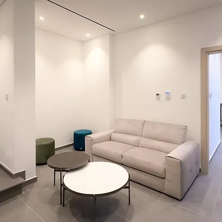 וילה Luxury Beachfront - Rooftop Jacuzzi, Sunrise פאראלימני
