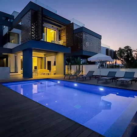 Luxury Beachfront - Rooftop Jacuzzi, Sunrise Paralimni