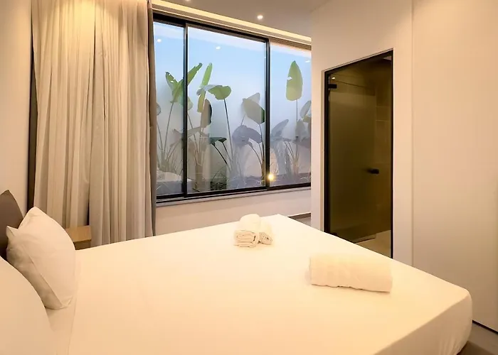 Luxury Beachfront - Rooftop Jacuzzi, Sunrise Vila *