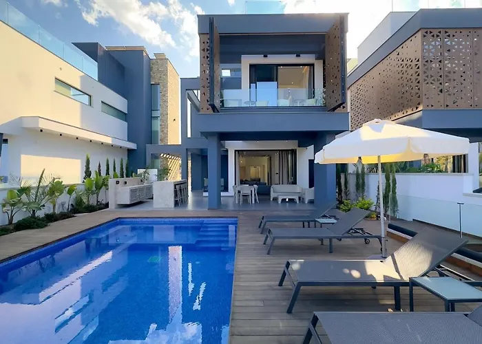 Vila Luxury Beachfront - Rooftop Jacuzzi, Sunrise Paralimni