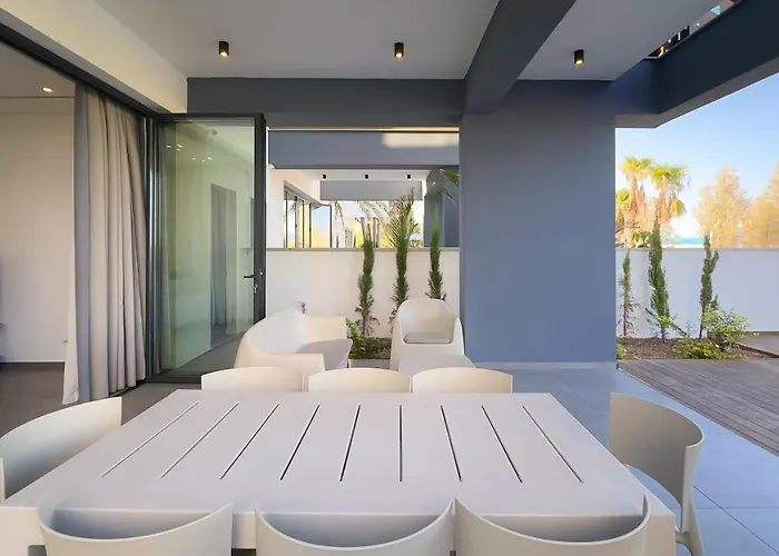 Vila Luxury Beachfront - Rooftop Jacuzzi, Sunrise