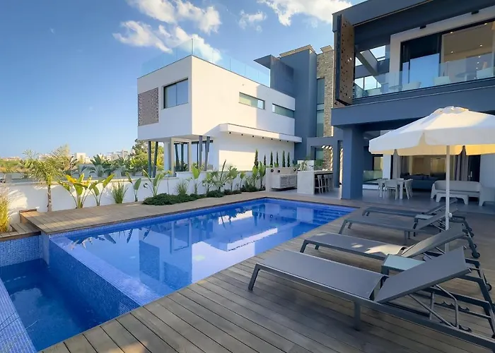 Vila Luxury Beachfront - Rooftop Jacuzzi, Sunrise Paralimni