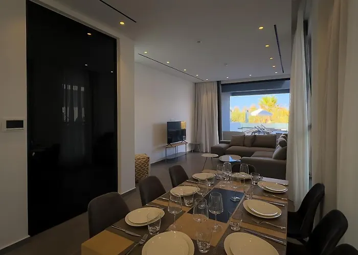 Vila Luxury Beachfront - Rooftop Jacuzzi, Sunrise Paralimni