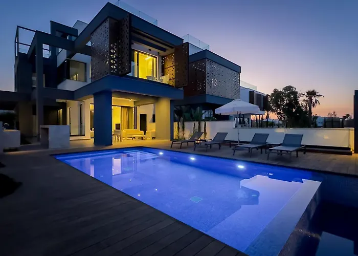 Luxury Beachfront - Rooftop Jacuzzi, Sunrise Paralimni