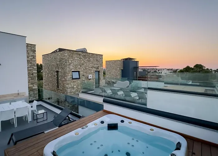 Luxury Beachfront - Rooftop Jacuzzi, Sunrise Paralimni