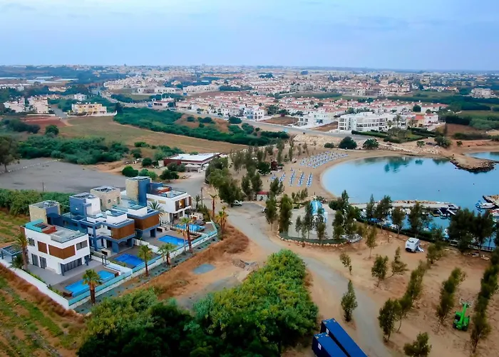 Luxury Beachfront - Rooftop Jacuzzi, Sunrise Vila Paralimni